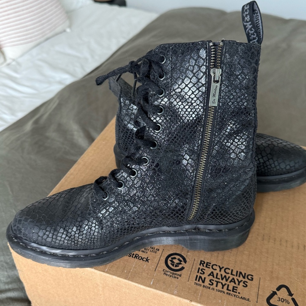Dr. Martens Black ALIX Lace-Up Combat Ankle Boots w/ Croc Embossed Leather 8 - Picture 1 of 4